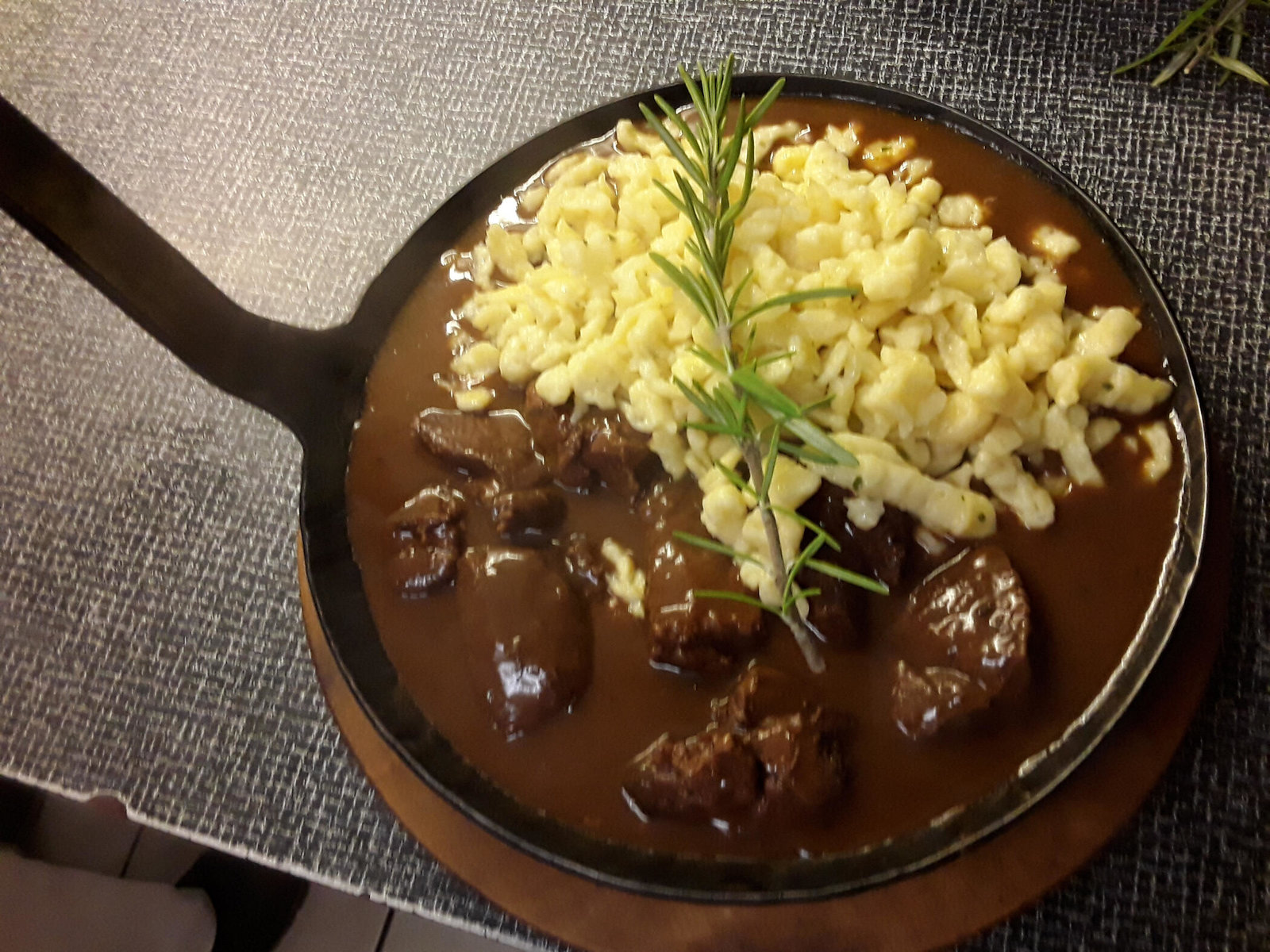 Gulasch mit Spätzle im Dorfgasthaus Halltal