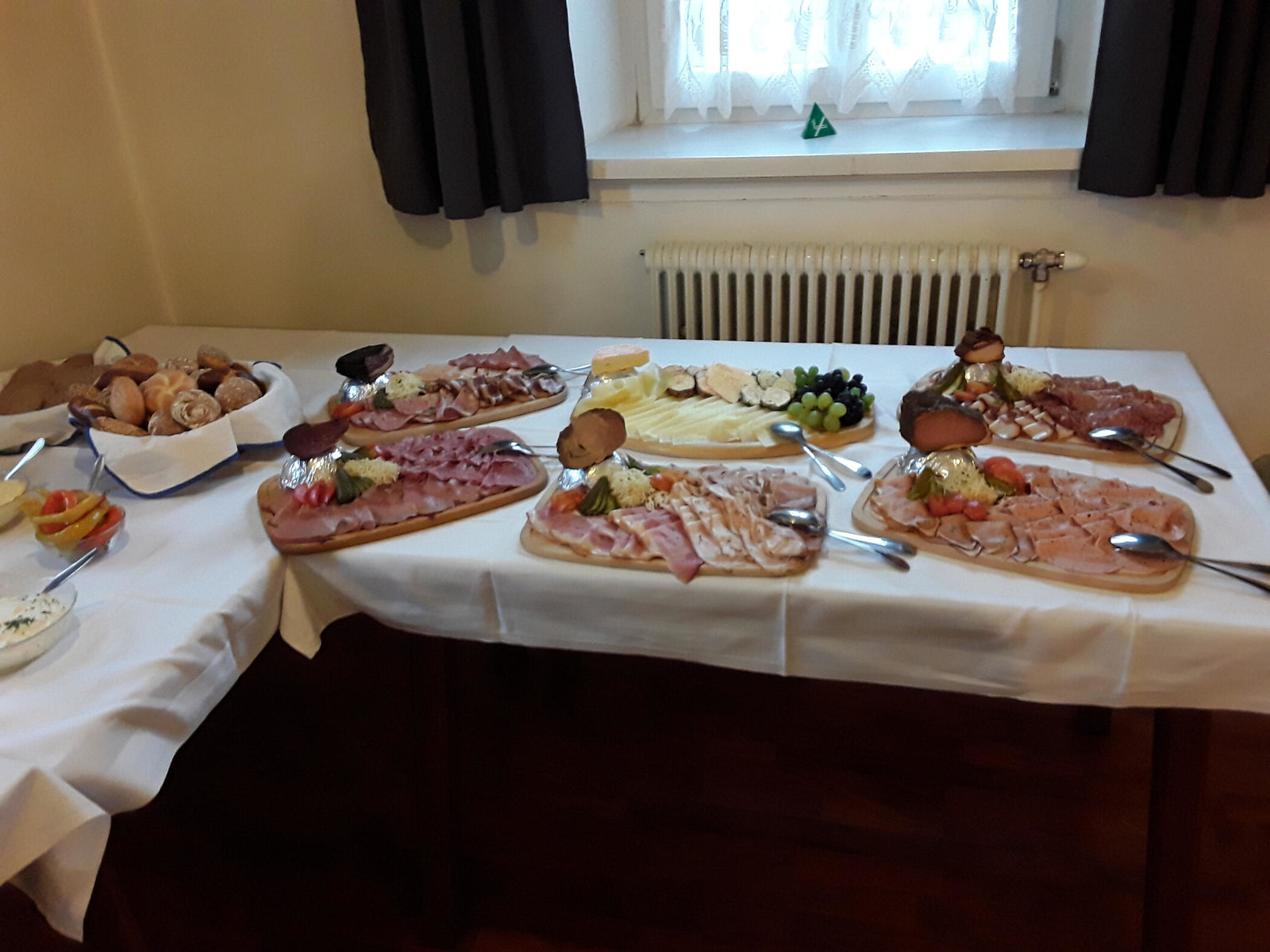 Jausenbuffet im Dorfgasthaus Halltal