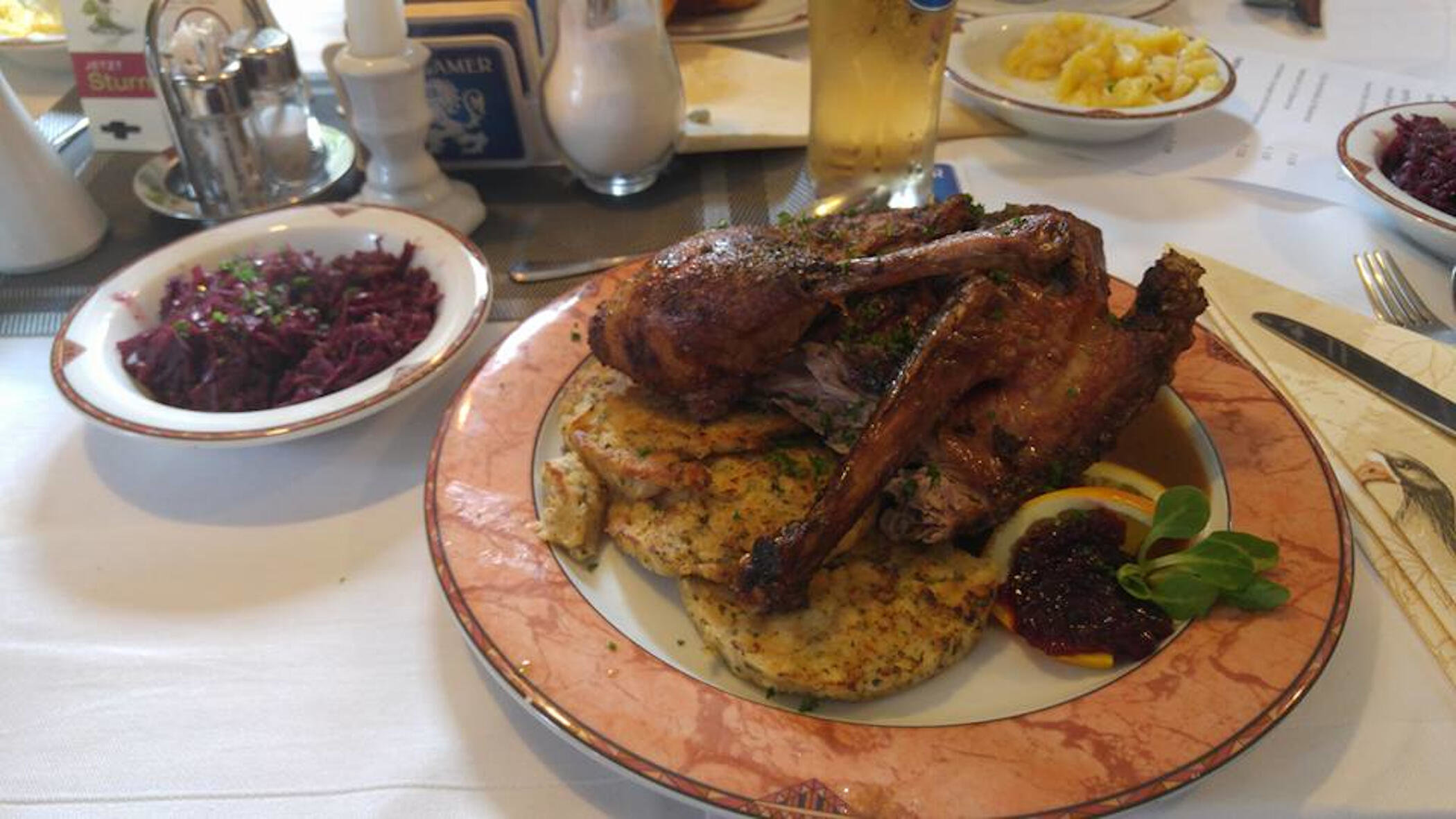 Ente im Dorfgasthaus Halltal