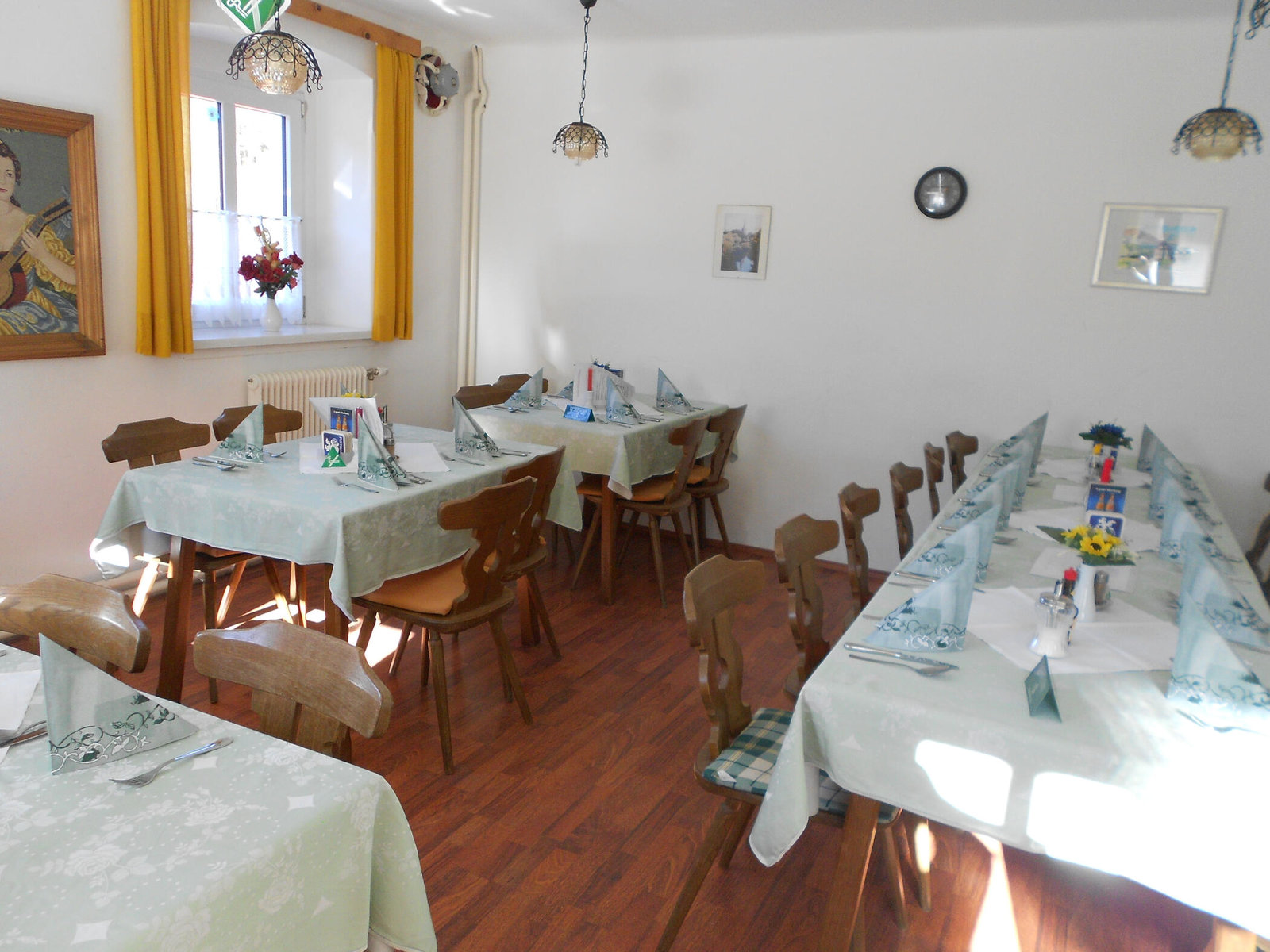 Gastraum im Dorfgasthaus Halltal