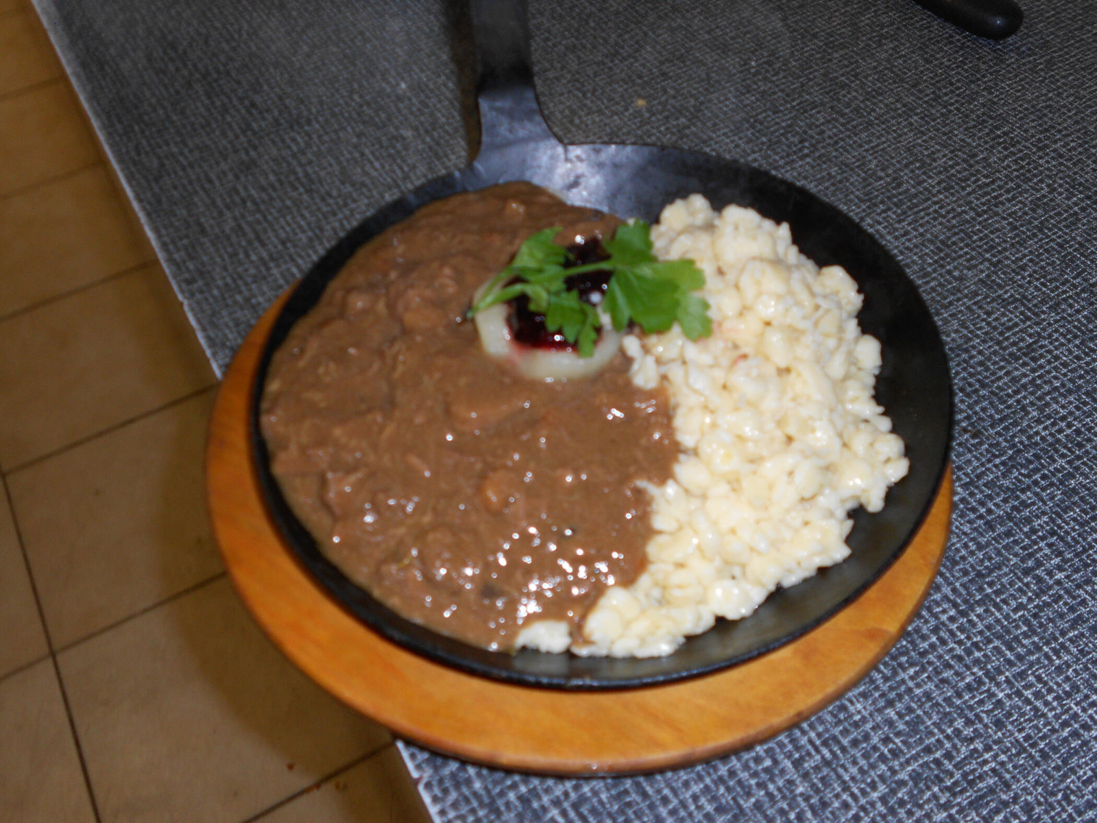 Gulasch mit Spätzle im Dorfgasthaus Halltal