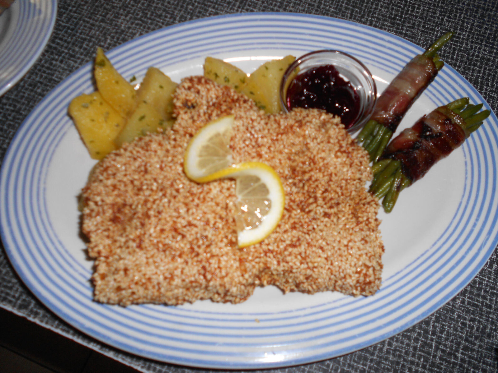 Sesamschnitzel im Dorfgasthaus Halltal