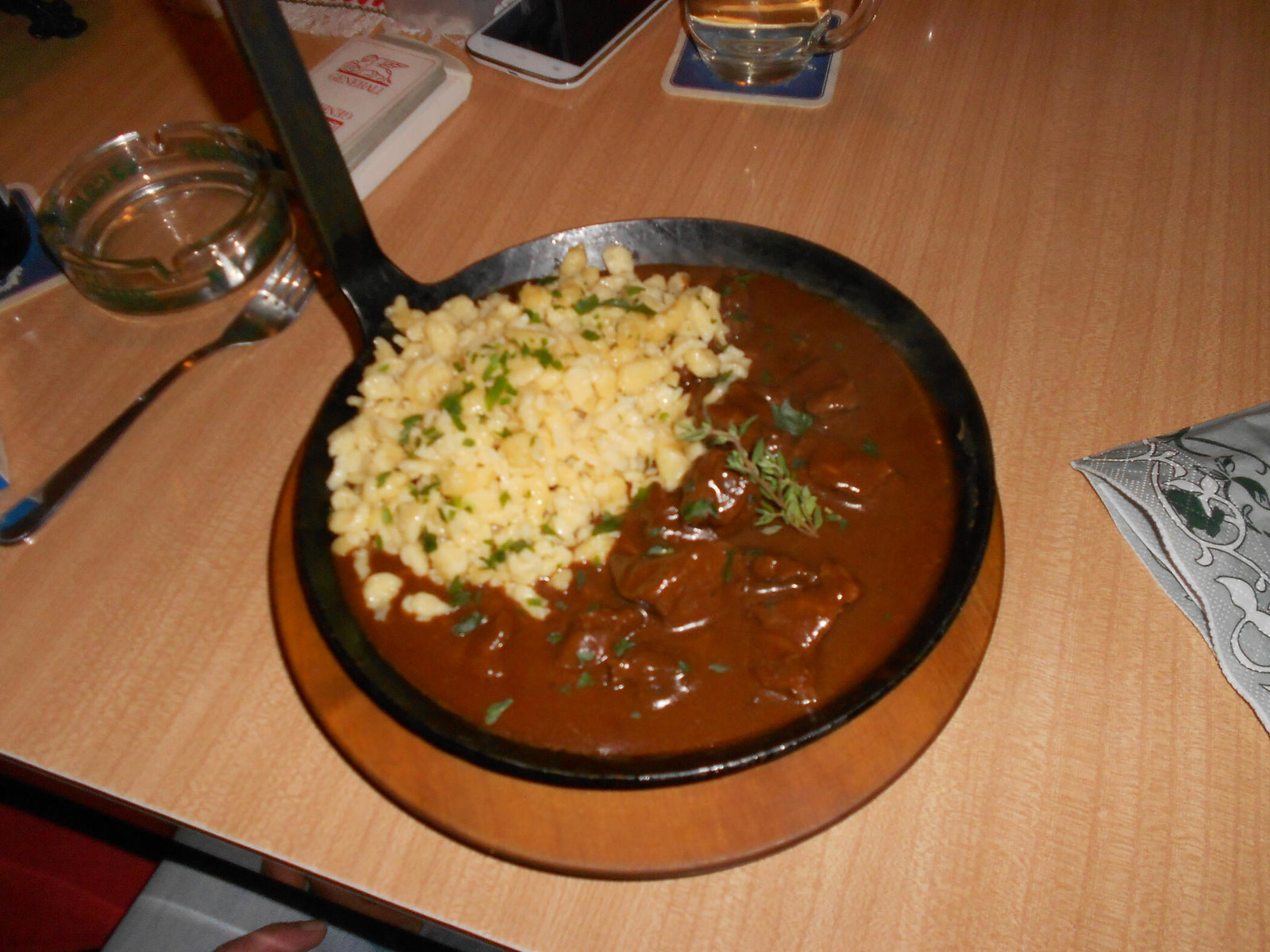 Gulasch mit Spätzle im Dorfgasthaus Halltal