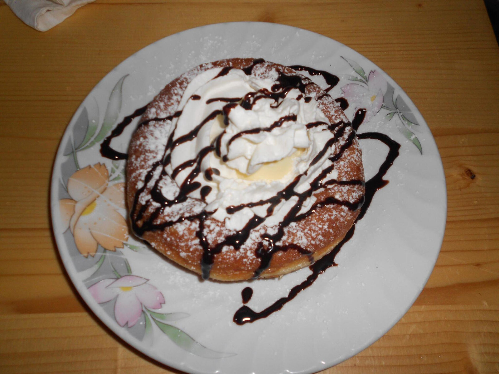 Bauernkrapfen mit Eis im Dorfgasthaus Halltal